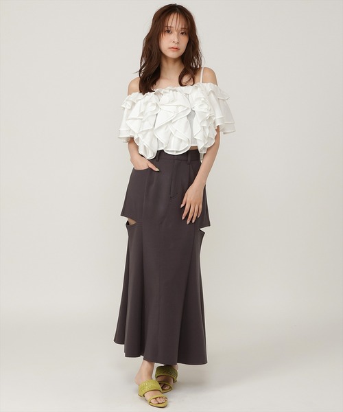 AND COUTURE（アンドクチュール）の「ラッフルフリルオフショルブラウス（シャツ/ブラウス・レディース・ブラック/オフホワイト/ブラウン/レッド・FREE）」の7枚目の写真