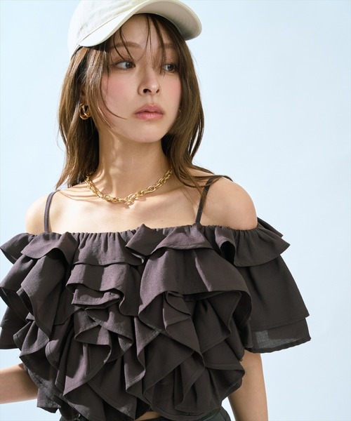 AND COUTURE（アンドクチュール）の「ラッフルフリルオフショルブラウス（シャツ/ブラウス・レディース・ブラック/オフホワイト/ブラウン/レッド・FREE）」の13枚目の写真