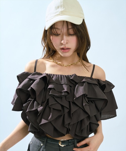 AND COUTURE（アンドクチュール）の「ラッフルフリルオフショルブラウス（シャツ/ブラウス・レディース・ブラック/オフホワイト/ブラウン/レッド・FREE）」の17枚目の写真