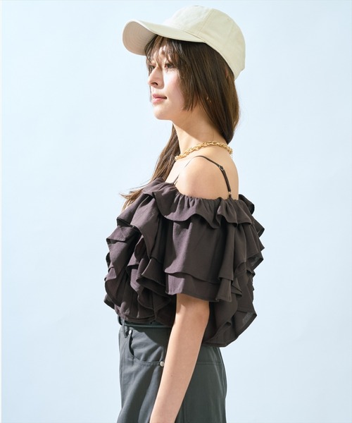 AND COUTURE（アンドクチュール）の「ラッフルフリルオフショルブラウス（シャツ/ブラウス・レディース・ブラック/オフホワイト/ブラウン/レッド・FREE）」の18枚目の写真