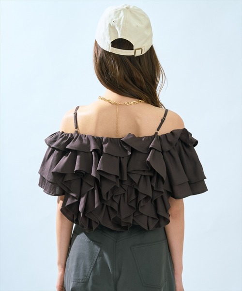AND COUTURE（アンドクチュール）の「ラッフルフリルオフショルブラウス（シャツ/ブラウス・レディース・ブラック/オフホワイト/ブラウン/レッド・FREE）」の19枚目の写真