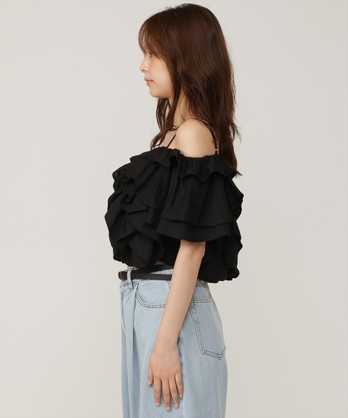 AND COUTURE（アンドクチュール）の「ラッフルフリルオフショルブラウス（シャツ/ブラウス・レディース・ブラック/オフホワイト/ブラウン/レッド・FREE）」の9枚目の写真