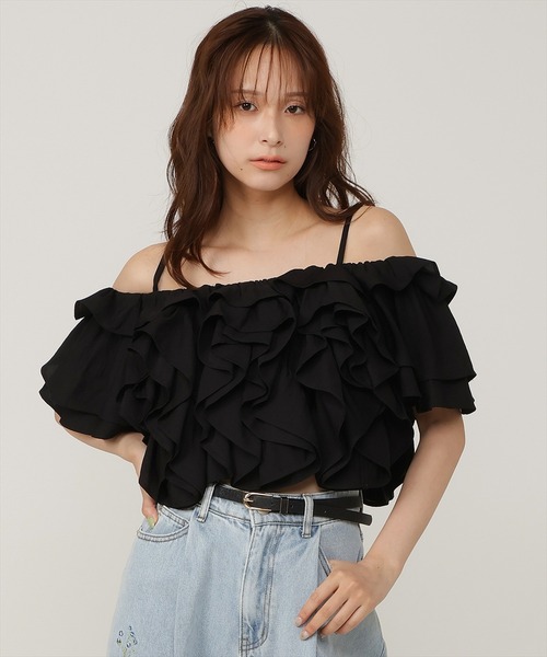 AND COUTURE（アンドクチュール）の「ラッフルフリルオフショルブラウス（シャツ/ブラウス・レディース・ブラック/オフホワイト/ブラウン/レッド・FREE）」の8枚目の写真