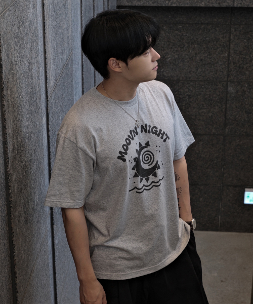 MOOVN(ムブン)の「ムーブンナイトグラフィック半袖Tシャツグレー(Tシャツ/カットソー・メンズ・その他・MEDIUM/LARGE/SMALL)」の3枚目の写真