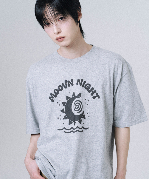 MOOVN(ムブン)の「ムーブンナイトグラフィック半袖Tシャツグレー(Tシャツ/カットソー・メンズ・その他・MEDIUM/LARGE/SMALL)」の4枚目の写真