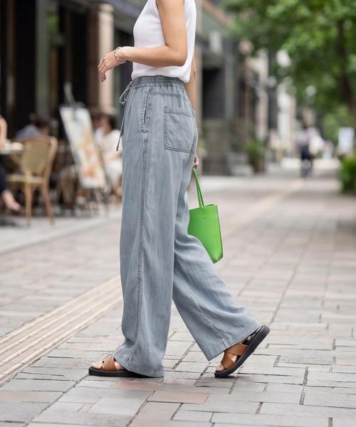STYLE DELI（スタイルデリ）の「涼しいテンセルデニム風ギャザーパンツ（デニムパンツ・レディース・ライトブルー・FREE/TALL）」の3枚目の写真