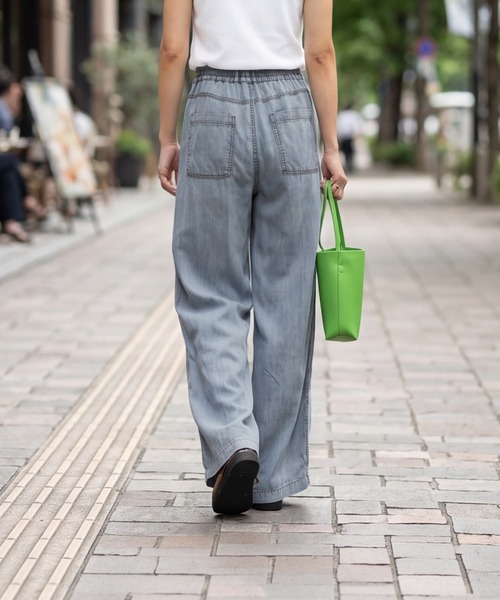 STYLE DELI（スタイルデリ）の「涼しいテンセルデニム風ギャザーパンツ（デニムパンツ・レディース・ライトブルー・FREE/TALL）」の5枚目の写真