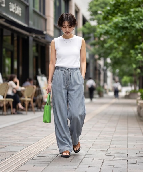 STYLE DELI（スタイルデリ）の「涼しいテンセルデニム風ギャザーパンツ（デニムパンツ・レディース・ライトブルー・FREE/TALL）」の7枚目の写真
