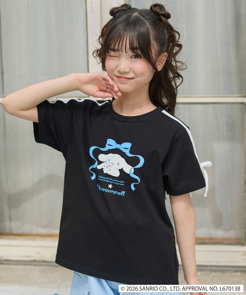 Amourire girl(アムリールガール)の「【サンリオキャラクターズコラボ】 シナモロールリボン半袖Tシャツ/カットソー(Tシャツ/カットソー・キッズ・ブラック/サックスブルー・160cm/150cm/140cm/130cm)」の1枚目の写真