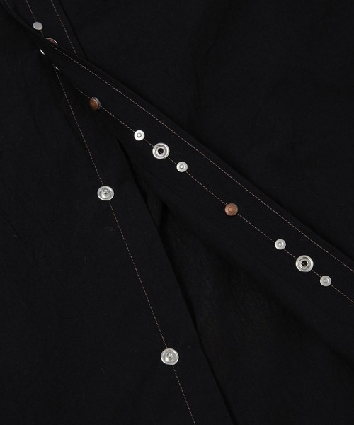 LEMAIRE(ルメール)の「SHIRT WITH STUDS(シャツ/ブラウス・メンズ・ブラック・44/46)」の6枚目の写真