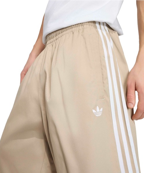 adidas(アディダス)の「adidas ADICOLOR SST COTTON TWILL SHORTS / アディダス アディカラー SST コットン ツイル ショーツ(その他パンツ・メンズ・カーキ・L/M/XL/XXL/S)」の2枚目の写真