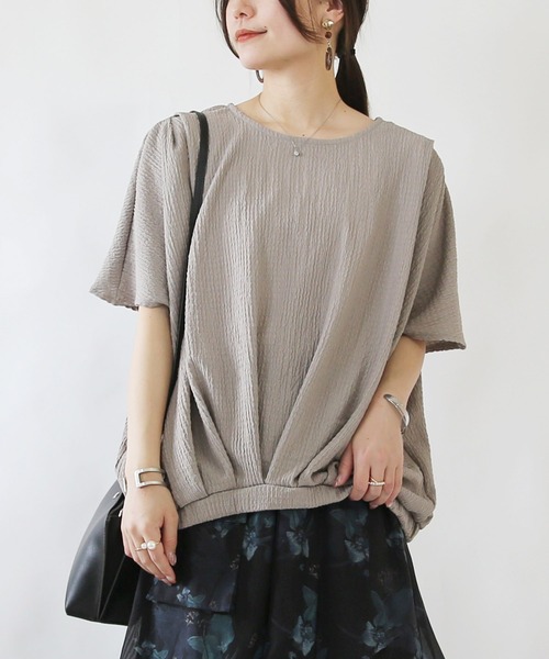 and it_(アンドイット)の「シャーリングドビートップス(Tシャツ/カットソー・レディース・チャコール/ダークベージュ/ブラック・FREE)」の1枚目の写真