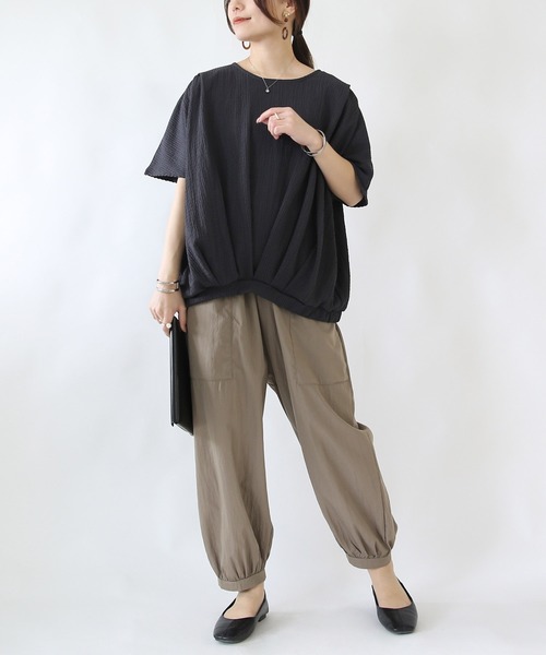 and it_(アンドイット)の「シャーリングドビートップス(Tシャツ/カットソー・レディース・チャコール/ダークベージュ/ブラック・FREE)」の5枚目の写真