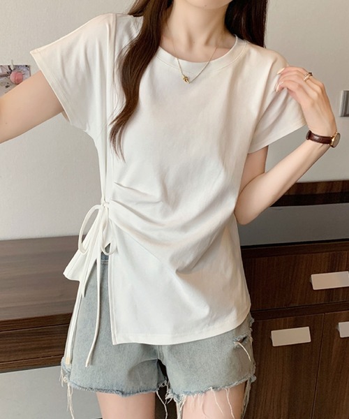 2ly2(トゥーリートゥー)の「サイドリボン アシンメトリートップス(Tシャツ/カットソー・レディース・ホワイト/ブルー/イエロー/ブラック・FREE)」の1枚目の写真