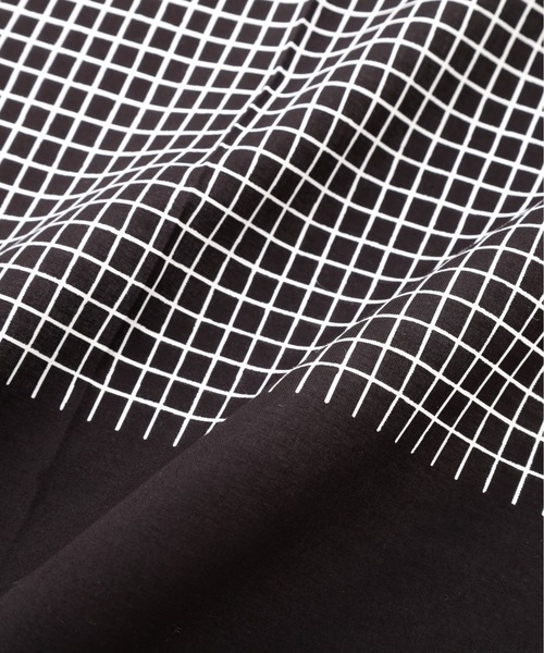 MHL.(エムエイチエル)の「PLAIN GRID SCARF(ストール/ショール・レディース・ダークブラウン/セージグリーン・FREE)」の4枚目の写真