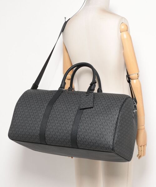 MICHAEL KORS(マイケルコース)の「HARRISON ダッフル ボストンバッグ - MKシグネチャー(ボストンバッグ・メンズ・ブラック・FREE)」の2枚目の写真