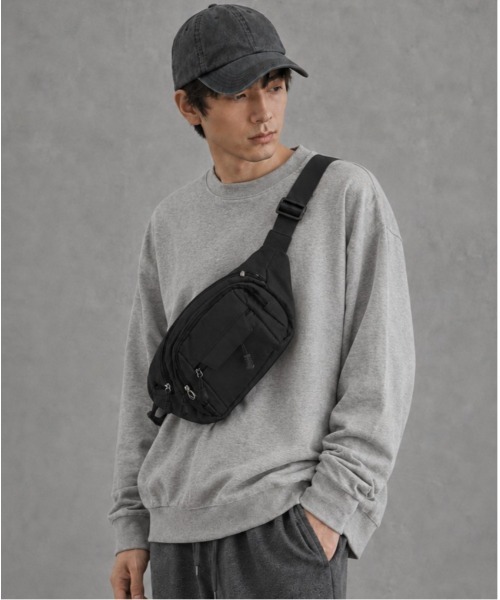 Sakka(サッカ)の「4ZIPポケット軽量ボディバッグ(ボディバッグ/ウエストポーチ・メンズ・ブラック/ダークブルー/グレー・FREE)」の1枚目の写真