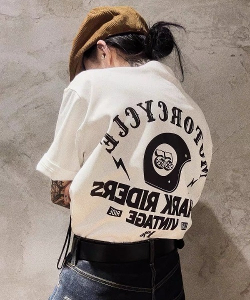 CELENA BEATS(セレナビーツ)の「バックヘルメットグラフィックプリントTシャツ(Tシャツ/カットソー・メンズ・ブラック/ホワイト・L/M/S)」の1枚目の写真