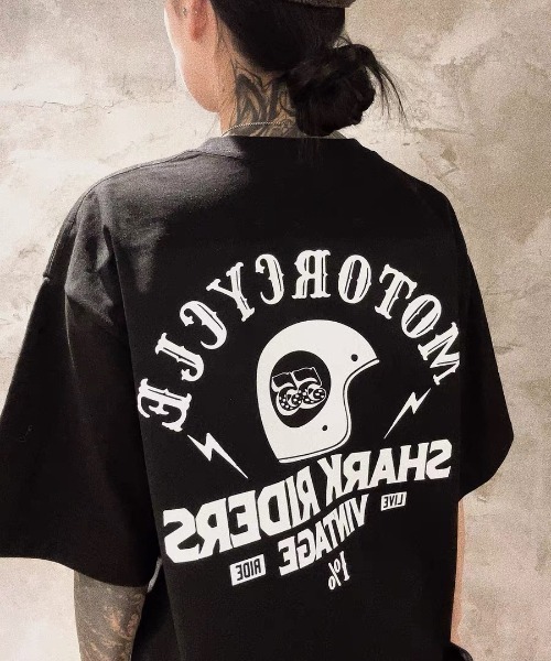 CELENA BEATS(セレナビーツ)の「バックヘルメットグラフィックプリントTシャツ(Tシャツ/カットソー・メンズ・ブラック/ホワイト・L/M/S)」の2枚目の写真