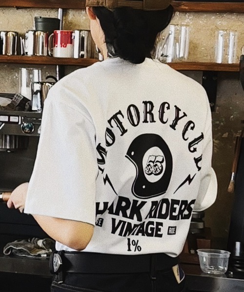 CELENA BEATS(セレナビーツ)の「バックヘルメットグラフィックプリントTシャツ(Tシャツ/カットソー・メンズ・ブラック/ホワイト・L/M/S)」の3枚目の写真