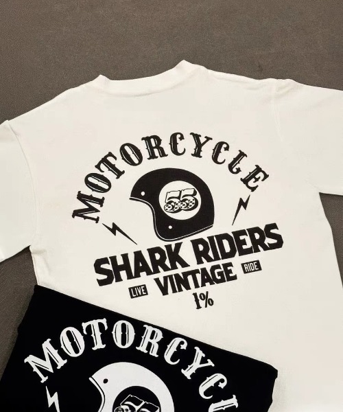 CELENA BEATS(セレナビーツ)の「バックヘルメットグラフィックプリントTシャツ(Tシャツ/カットソー・メンズ・ブラック/ホワイト・L/M/S)」の4枚目の写真