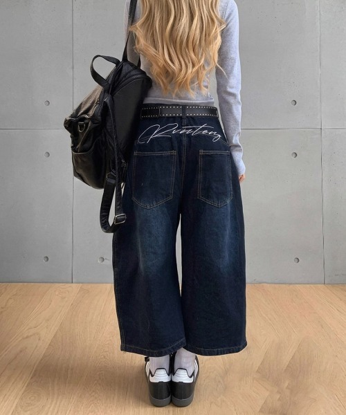 Miniministore(ミニミニストア)の「刺しゅうロゴ バルーンワイドデニムパンツ(デニムパンツ・レディース・ネイビー・L/S/M)」の1枚目の写真