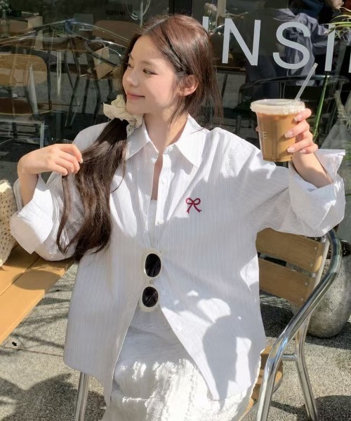 Sibra(シブラ)の「オーバーサイズ ワンポイントリボン刺繍ストライプシャツ(シャツ/ブラウス・レディース・ホワイト/ブルー・M)」の2枚目の写真