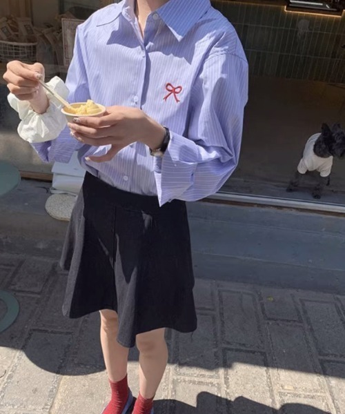 Sibra(シブラ)の「オーバーサイズ ワンポイントリボン刺繍ストライプシャツ(シャツ/ブラウス・レディース・ホワイト/ブルー・M)」の4枚目の写真