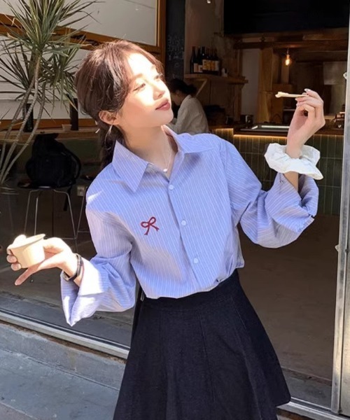 Sibra(シブラ)の「オーバーサイズ ワンポイントリボン刺繍ストライプシャツ(シャツ/ブラウス・レディース・ホワイト/ブルー・M)」の5枚目の写真