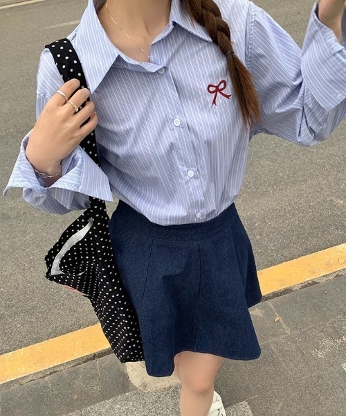 Sibra(シブラ)の「オーバーサイズ ワンポイントリボン刺繍ストライプシャツ(シャツ/ブラウス・レディース・ホワイト/ブルー・M)」の9枚目の写真