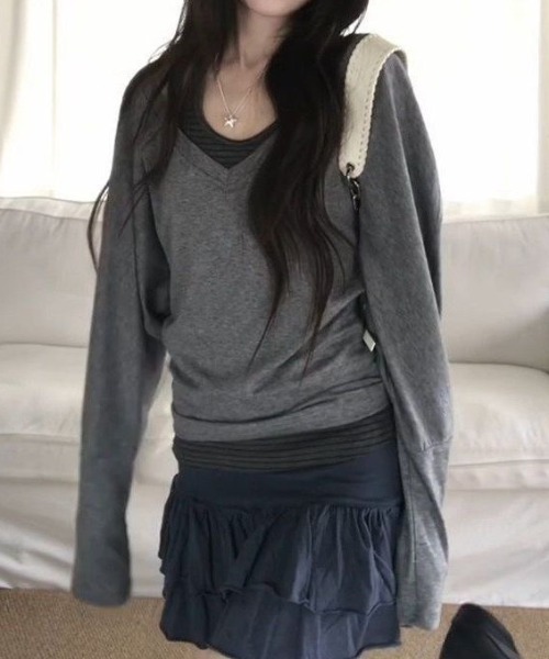 SHERU(シェル)の「【2点セット】深VネックロンT×ボーダーホルターネックタンクトップ(Tシャツ/カットソー・レディース・グレー・M)」の4枚目の写真