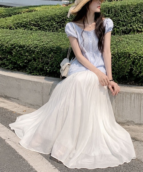 Dewlily(デューリリー)の「動くたび上品に揺れる サテン風フレアロングスカート(スカート・レディース・パープル/ホワイト/アイボリー/ピンク・S/M)」の6枚目の写真