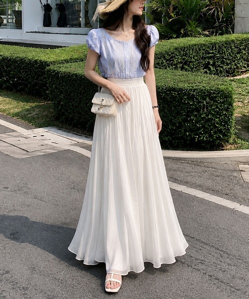 Dewlily(デューリリー)の「動くたび上品に揺れる サテン風フレアロングスカート(スカート・レディース・パープル/ホワイト/アイボリー/ピンク・S/M)」の7枚目の写真