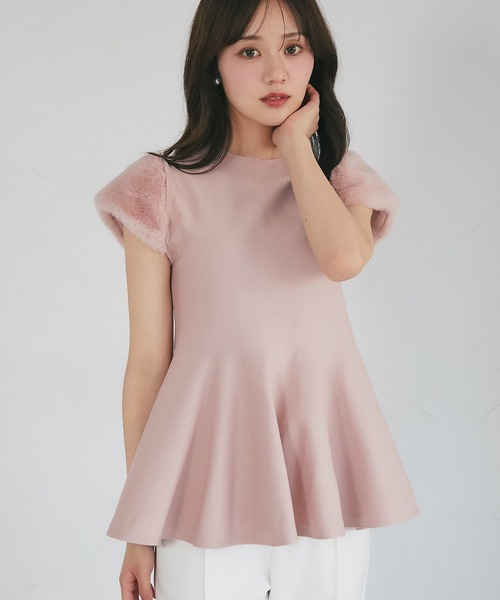 tocco closet(トッコ クローゼット)の「ファースリーブ切り替えペプラムニットプルオーバー(ニット/セーター・レディース・ブラック/ピンク/モカ・M)」の3枚目の写真