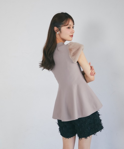 tocco closet(トッコ クローゼット)の「ファースリーブ切り替えペプラムニットプルオーバー(ニット/セーター・レディース・ブラック/ピンク/モカ・M)」の22枚目の写真