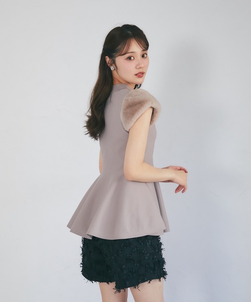 tocco closet(トッコ クローゼット)の「ファースリーブ切り替えペプラムニットプルオーバー(ニット/セーター・レディース・ブラック/ピンク/モカ・M)」の20枚目の写真
