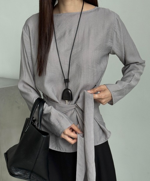 LOENNE（ロエヌ）の「Waist Tie Blouse / ウエストタイブラウス（Tシャツ/カットソー・レディース・ブラック/チャコールグレー/ホワイト・FREE）」の16枚目の写真