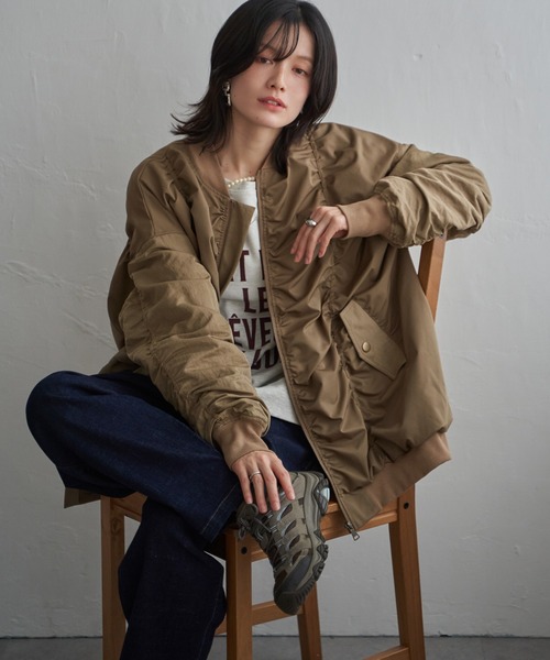 LBC(エルビーシー)の「ギャザーコクーンMA-1ジャケット(ブルゾン・レディース・カーキ/チャコール/アイボリー・M)」の1枚目の写真