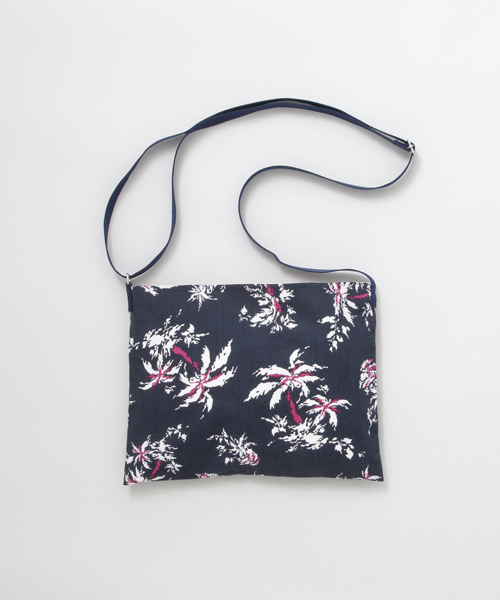 URBAN RESEARCH DOORS MENS（アーバンリサーチ ドアーズ メンズ）の「D'sh Original Print Sacoche（ショルダーバッグ・メンズ・ネイビー/オフホワイト・ONE）」の2枚目の写真