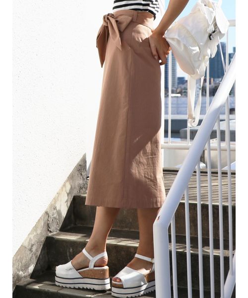 dazzlin（ダズリン）の「ミディ台形ラップスカート（スカート・レディース・ベージュ/イエロー/ブルー/ミント・SMALL/MEDIUM）」の2枚目の写真