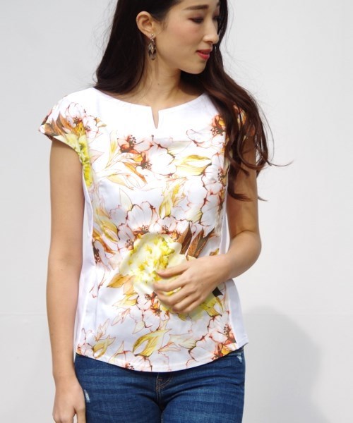 NARACAMICIE(ナラカミーチェ)の「フラワープリントノーカラープルオーバーブラウス(シャツ/ブラウス・レディース・イエロー/レッド/ブルー/ブラック・LARGE/MEDIUM/SMALL)」の4枚目の写真