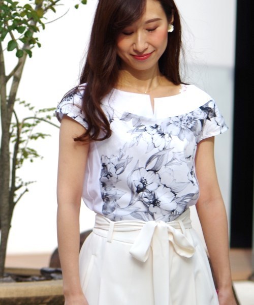 NARACAMICIE(ナラカミーチェ)の「フラワープリントノーカラープルオーバーブラウス(シャツ/ブラウス・レディース・イエロー/レッド/ブルー/ブラック・LARGE/MEDIUM/SMALL)」の2枚目の写真