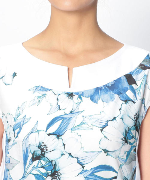 NARACAMICIE(ナラカミーチェ)の「フラワープリントノーカラープルオーバーブラウス(シャツ/ブラウス・レディース・イエロー/レッド/ブルー/ブラック・LARGE/MEDIUM/SMALL)」の9枚目の写真