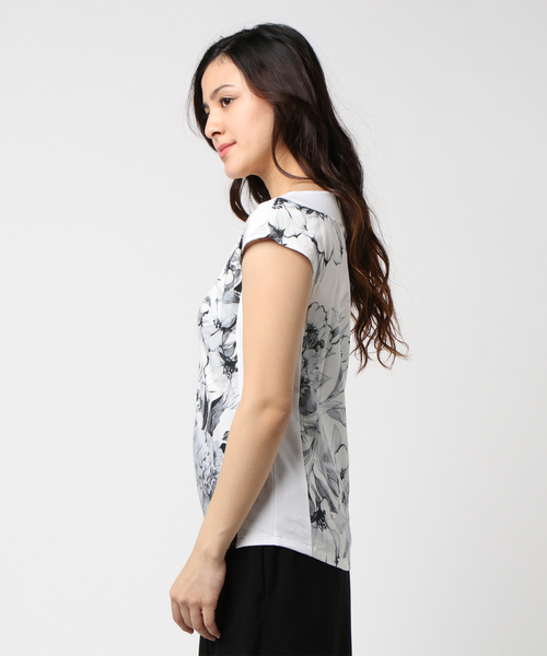 NARACAMICIE(ナラカミーチェ)の「フラワープリントノーカラープルオーバーブラウス(シャツ/ブラウス・レディース・イエロー/レッド/ブルー/ブラック・LARGE/MEDIUM/SMALL)」の5枚目の写真