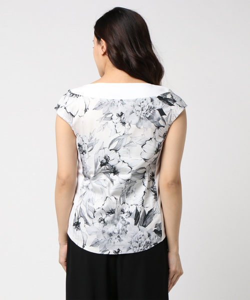 NARACAMICIE(ナラカミーチェ)の「フラワープリントノーカラープルオーバーブラウス(シャツ/ブラウス・レディース・イエロー/レッド/ブルー/ブラック・LARGE/MEDIUM/SMALL)」の6枚目の写真