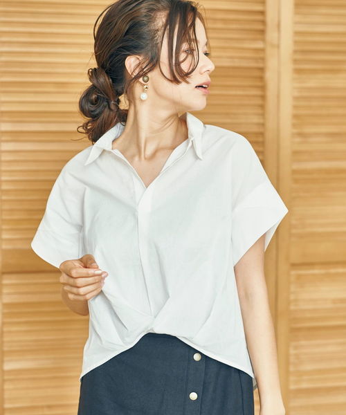 earth music&ecology（アースミュージックアンドエコロジー）の「・綿ローン半袖スキッパータックヘムシャツ ●（シャツ/ブラウス・レディース・グリーン系その他5/ブラック系その他3/オフホワイト/カーキ/ネイビー/レッド系その他7・FREE）」の2枚目の写真