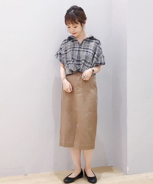 earth music&ecology（アースミュージックアンドエコロジー）の「・綿ローン半袖スキッパータックヘムシャツ ●（シャツ/ブラウス・レディース・グリーン系その他5/ブラック系その他3/オフホワイト/カーキ/ネイビー/レッド系その他7・FREE）」の3枚目の写真