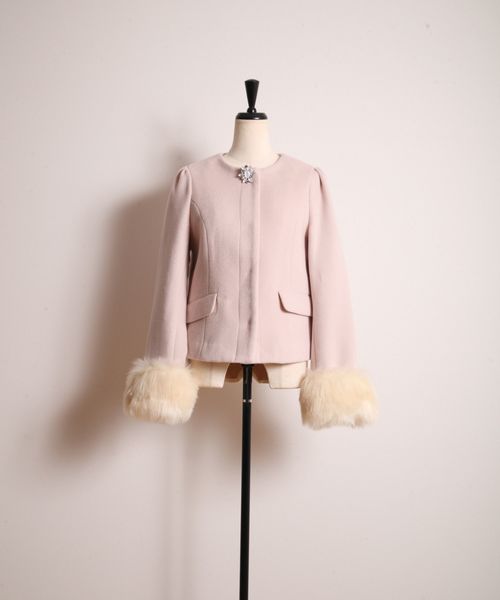 トッコクローゼット ビジュー付き 袖ファーコート tocco closet（トッコ クローゼット）の「ビジューブローチつき