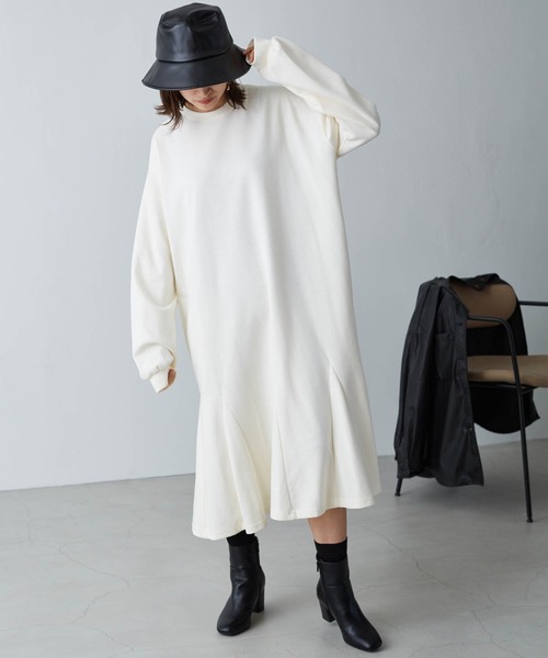 Chaco closet(チャコ クローゼット)の「スウェット フレア マーメイドフレアロングワンピース(ワンピース・レディース・ブラック/ネイビー/カーキ/杢グレー/ベージュ/オフホワイト/モカ/テラコッタ・FREE)」の2枚目の写真