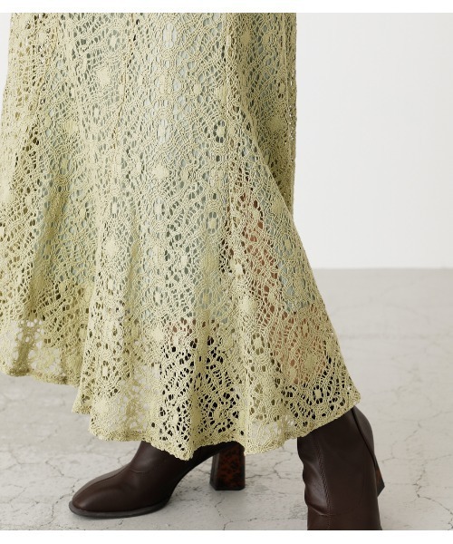 AZUL by moussy（アズールバイマウジー）の「LACE NARROW SKIRT/レースナロースカート（スカート・レディース・ライム/オフホワイト/ブラック・SMALL/MEDIUM）」の4枚目の写真